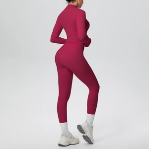 Vista posteriore del top magenta a maniche lunghe e leggings da yoga attillati