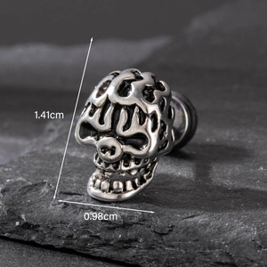 Vue détaillée du clou d'oreille crâne vintage montrant les dimensions 1,41 cm par 0,98 cm