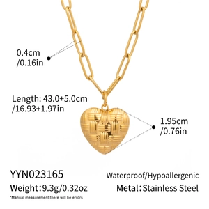 Détail du pendentif cœur doré avec texture tressée sur chaîne trombone en acier inoxydable