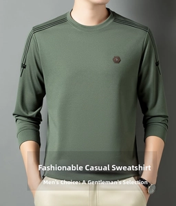 Detail eines grünen Langarm-Sweatshirts mit dreifachen Schulterstreifen und Brust-Badge