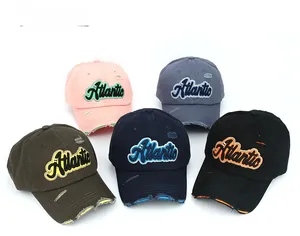 Détail de casquettes de baseball usées avec broderie Atlantic en cinq couleurs délavées