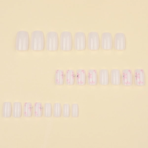 Unghie finte corte quadrate bianco latte con decorazioni di fiori di ciliegio e brillantini