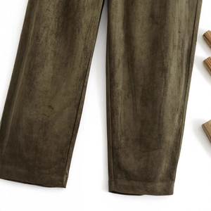 Olijfgroene imitatie suède broek met elastische taille en metalen ringgesp detail