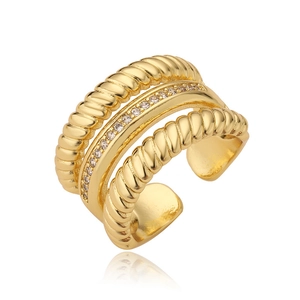 Detailansicht der goldenen dreilagigen Ohrmanschette mit Kordelstruktur und Zirkon