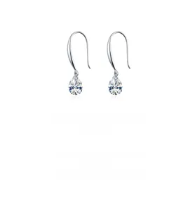Détail de boucles d'oreilles en argent s925 avec pendentif en pierre de forme goutte