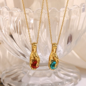 Collier Pendentif Main Tenant Une Pierre Précieuse Acier Inoxydable Plaqué Or 18K Bijoux Élégants Pour Femmes