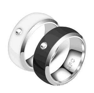 Detailansicht der NFC-Gravur auf einem eleganten schwarzen und weißen Titanstahl-Smart-Ring