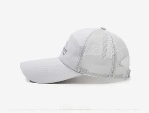 Dettaglio della maglia traspirante e del ricamo sul berretto da baseball grigio chiaro
