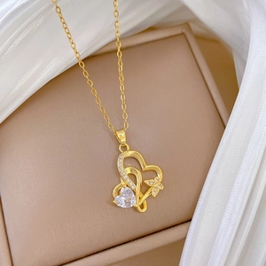 Collier élégant en acier titane doré avec pendentif cœur et nœud en zircon sur soie