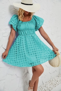 Détail d'une mini robe à carreaux bleu clair avec manches bouffantes et taille haute