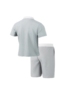 Détail de la texture en maille respirante au dos de cet ensemble gris à manches courtes