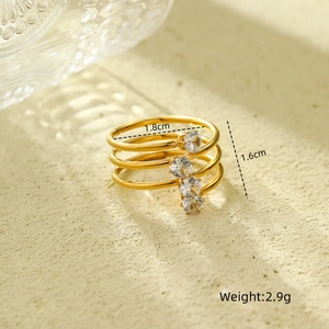 Dettaglio anello a tre strati placcato oro 18k con zirconi e misure del prodotto