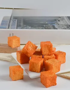 Makroaufnahme von realistischen Tofu-Modellen mit strukturierter Wabenoberfläche in Goldgelb