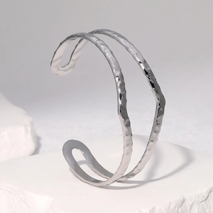 Bracelet jonc ouvert en acier inoxydable argenté avec texture martelée et design épuré