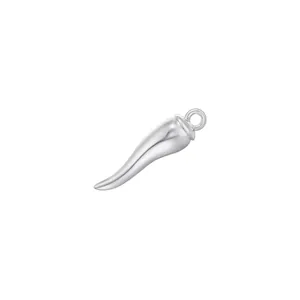 Detailed view of polished S925 silver Italian horn pendant with 17.5mm x 4.5mm dimensions