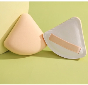Detailansicht von zwei dreieckigen Marshmallow-Puderquasten in Beige und Rosa für Make-up