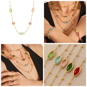 Détails des pierres marquises colorées sur un ensemble de bijoux dorés en acier