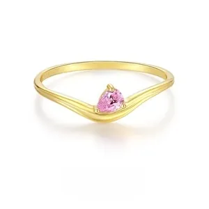 Macro dell'anello in argento S925 placcato oro con pietra preziosa rosa a goccia