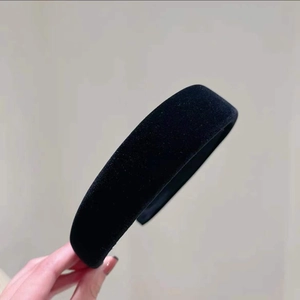 Vue détaillée d'un serre-tête en velours noir épais avec une texture douce