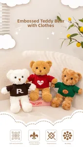 Trois ours en peluche avec pulls tricotés colorés assis sur un canapé beige douillet