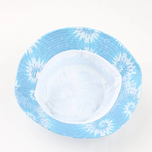 Vue intérieure d'un chapeau bob en coton tie-dye bleu avec doublure blanche et étiquette