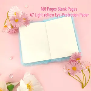 Mini A7 lichtblauw pluche notitieboek met 160 blanco pagina's op roze decoratieve achtergrond