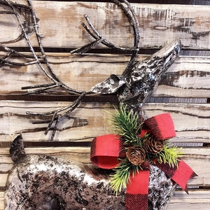 Decorazione rustica a forma di testa di renna con fiocco rosso scozzese e pigne vere
