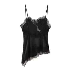 Détail du caraco noir en satin avec dentelle et ourlet asymétrique sur fond blanc pur