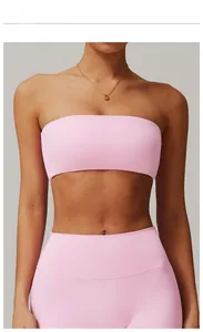 Detail von kirschrosa Bandeau-Sportoberteil und Leggings aus hochelastischem Stoff
