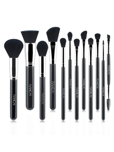 Vue détaillée de 12 pinceaux de maquillage noirs avec poils doux et embouts argentés