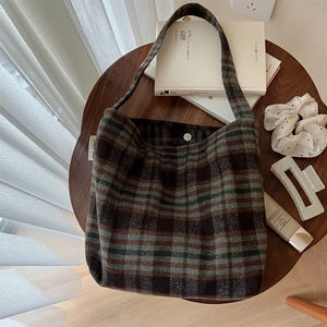 Détail du sac cabas rétro en laine à carreaux avec fermoir magnétique en métal