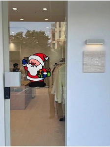 Détail d'un autocollant de fenêtre Père Noël avec texture vitrail décorative sur une porte