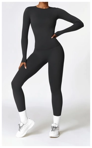 Gros plan sur le haut de yoga noir à manches longues et le legging de sport galbant
