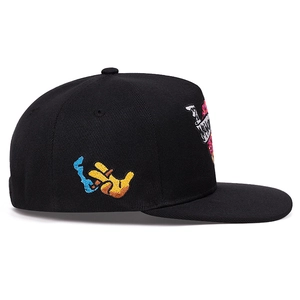 Detailansicht einer schwarzen Snapback-Cap mit bunter Bestickung und Twill-Gewebe
