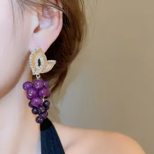 Élégantes boucles d'oreilles grappe de raisin violettes avec strass et détails dorés