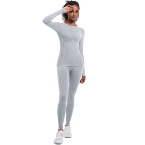 Dettaglio del set yoga senza cuciture grigio chiaro con trama in maglia tecnica