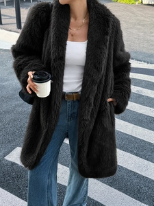 Photo street style d'une femme portant un manteau long en peluche marron pour l'hiver