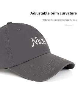 Dettaglio del cappellino in cotone grigio scuro con ricamo Nice e visiera regolabile