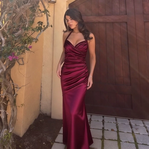 Élégante robe de soirée longue en satin bordeaux avec licou et détails plissés