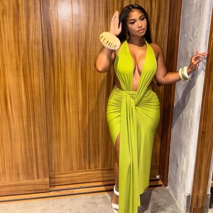 Vue détaillée d'une robe maxi dos nu vert fluo avec décolleté en V et découpe taille