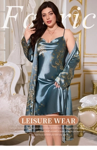 Détail de l'ensemble nuisette et peignoir en satin à fleurs bleu sarcelle pour femme