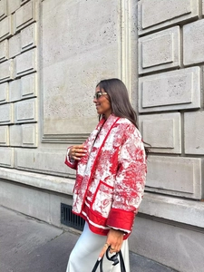 Détail de la veste matelassée Toile de Jouy rouge et blanche avec motifs de lion et fleurs