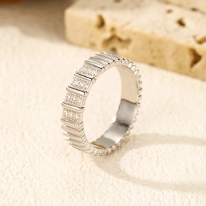 Bague en argent fin S925 avec accents de moissanite couleur D étincelants de style chic