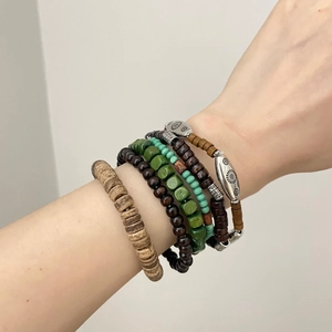 Boho-Set aus mehrlagigen Holzperlen-Armbändern mit ethnischen Sonnen-Metallanhängern