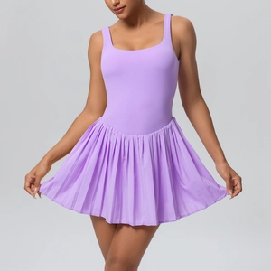 Détail d'une robe de tennis plissée violette avec haut sans manches et tissu respirant pro