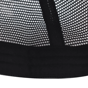 Dettaglio del materiale a rete nera traspirante di un cappello da baseball in pelle