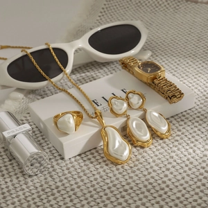 Parure élégante en acier titane doré avec perles baroques dans un coffret cadeau chic