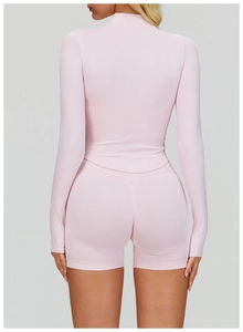 Vue arrière d'un ensemble de yoga rose sans couture avec short et texture en maille côtelée