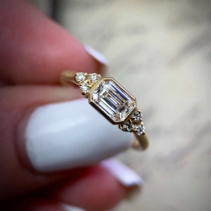 Anillo vintage de oro con corte esmeralda, borde milgrain y detalles de diamantes
