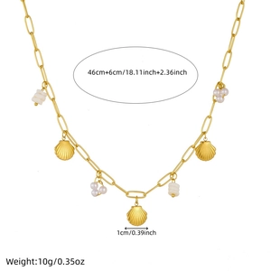 Collier en acier doré avec pendentif coquillage et perle et détails de taille
